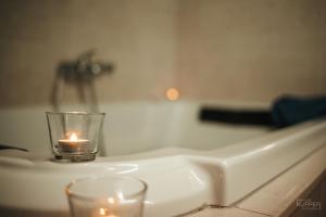 świeca na zlewie łazienki w obiekcie Brochepierre 28 pers- vue exceptionnelle - Malmedy w mieście Malmedy