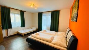 Holiday House Auer - by Four Seasons Apartments房間的床