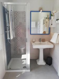 a bathroom with a sink and a shower with a mirror at Casa Ridolfi Holiday Home -Una terrazza sui giardini di Pisa in Pisa