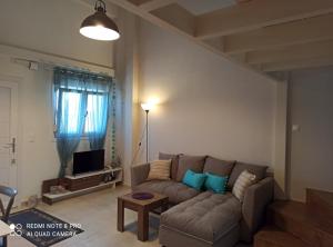 sala de estar con sofá y mesa en 4 Seasons House en Amoudara Herakliou