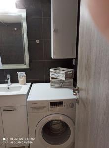 y baño con lavadora y lavamanos. en 4 Seasons House, en Amoudara Herakliou