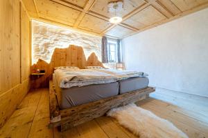 Tempat tidur dalam kamar di Ospitalità Diffusa Laste Dolomites - Cèsa del Bepo Moro