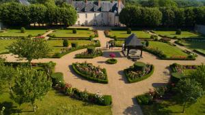 una vista aérea de un jardín con flores en Le Château d'Hauterives, en Argentré