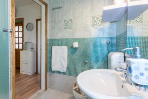 baño con lavabo blanco y azulejos verdes en Best Apartment Roxy, en Dubrovnik
