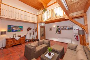 una sala de estar con un sofá y una mesa en Geisler-Moroder, en Elbigenalp