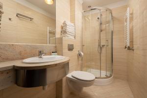 ブワディスワボボにあるPensjonat Luanのバスルーム(トイレ、洗面台、シャワー付)