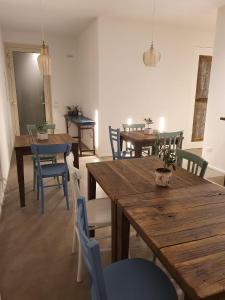 jadalnia z drewnianymi stołami i niebieskimi krzesłami w obiekcie Casa Lunaria B&B w mieście Porto SantʼElpidio +37 zdjęć