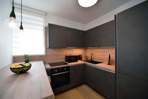 Kuchyňa alebo kuchynka v ubytovaní On Time Apartment