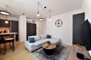 salon z kanapą i stołem w obiekcie On Time Apartment w Zagrzebiu