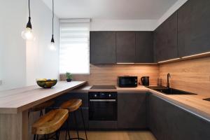 Kuchyňa alebo kuchynka v ubytovaní On Time Apartment