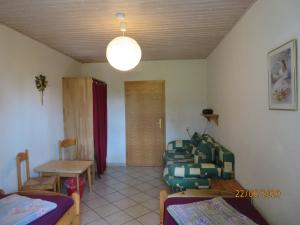 Postel nebo postele na pokoji v ubytování Hostel Waldhaus Am Ferienpark Mirow -Zimmer DU WC