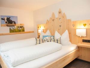 A bed or beds in a room at Pension Vitalis