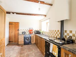a kitchen with a washer and dryer in it at Penrallt Fawr in Caernarfon