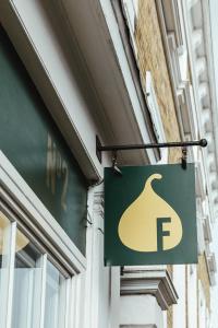 The fig في راي: لوحة خضراء معلقة على جانب المبنى