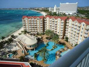 een luchtzicht op het resort en het strand bij Divi Ocean View Suite, Aruba in Palm-Eagle Beach