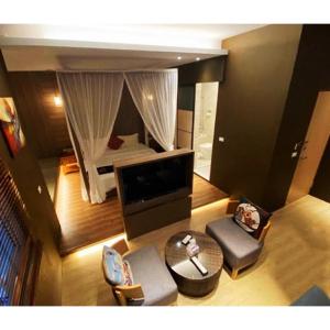 墾丁的住宿－墾丁巴里巴里，一间带床和电视的小客厅