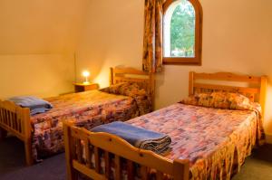 ein Schlafzimmer mit zwei Betten und einem Fenster in der Unterkunft Résidence Les Hauts de Marquay in Marquay + 28 Fotos
