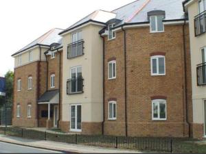 un grupo de edificios de ladrillo en una calle de la ciudad en Vetrelax Basildon Blake Apartment, en Basildon