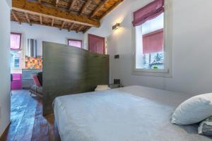 A bed or beds in a room at Ferrara Center Apartment x3