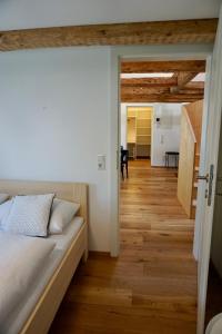 Кровать или кровати в номере Beeindruckende Wohnung im Rheintal