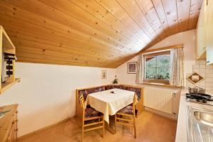 een keuken met een tafel en stoelen in een kamer bij Wieserhof Ferienwohnung Priml in Sarntal