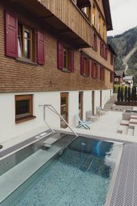 Bazén v ubytování Hotel Gasthof Adler nebo v jeho okolí