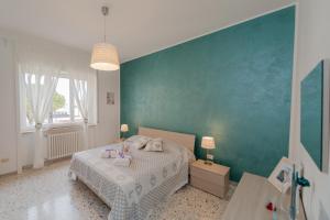 サレルノにあるcasa Luisaの緑の壁、ベッド付きのベッドルーム1室