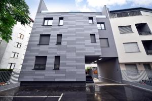 fasada budynku z parkingiem w obiekcie On Time Apartment w Zagrzebiu
