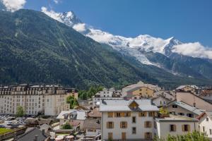 uma vista para uma cidade com montanhas ao fundo em Alpina Eclectic Hotel em Chamonix-Mont-Blanc