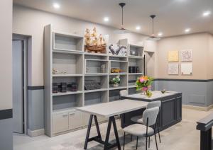 a dining room with a table and chairs at HOST'n GO in Colleferro