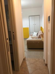 une chambre avec un lit et un miroir dans l'établissement Casa Ada, à Leuca