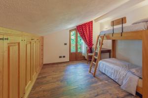 een slaapkamer met twee stapelbedden en een ladder bij CASA JASMIN - Scopri le bellezze di Courmayeur - COUR 0154 in Courmayeur