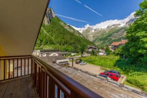 een balkon met uitzicht op een berg bij CASA JASMIN - Scopri le bellezze di Courmayeur - COUR 0154 in Courmayeur