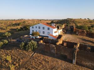 una vista aerea di una casa bianca in un campo di Herdade Monte da Tapada ad Alqueva