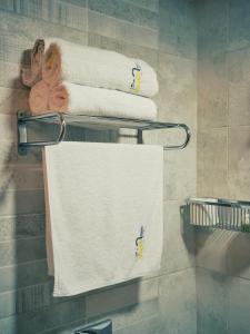 un gruppo di asciugamani su un portasciugamani in bagno di Shafika house a ‘Akko