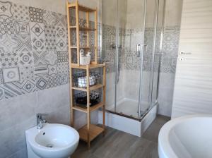 łazienka z prysznicem, toaletą i umywalką w obiekcie b&b La Bicicletta w mieście Rende +18 zdjęć