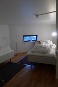 Habitación pequeña con 2 camas y ventana en Hordatun Hotel, en Røldal
