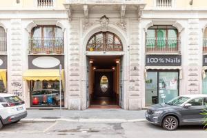 un edificio con coches estacionados frente a él en Lazzi - A.C. - Wi-Fi - Flexyrent Apartment en Milán