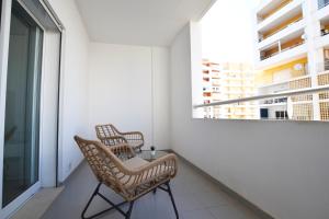 uma varanda com 2 cadeiras e uma mesa em Top Refuge by ALgest em Portimão