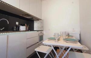 una cucina con un tavolo con sopra dei piatti di House with a view ad Alcácer do Sal Altre 18 foto