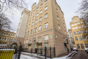 a tall building in a city with snow on the ground at Apartament Cichy Zakątek obok fontanny Neptuna in Gdańsk