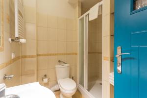 Kúpeľňa v ubytovaní Apartament Cichy Zakątek obok fontanny Neptuna + 4 fotografie