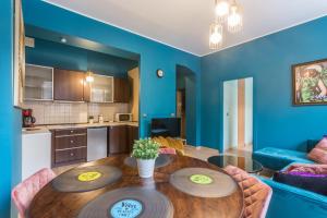 Kuchyňa alebo kuchynka v ubytovaní Apartament Cichy Zakątek obok fontanny Neptuna