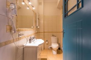 Kúpeľňa v ubytovaní Apartament Cichy Zakątek obok fontanny Neptuna