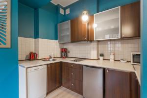 Kuchyňa alebo kuchynka v ubytovaní Apartament Cichy Zakątek obok fontanny Neptuna