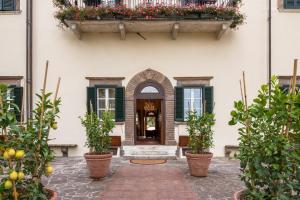 an entrance to a building with a balcony with flowers at Hotel Villa San Michele in Lucca
