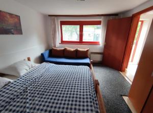 um quarto com uma cama, uma janela e um sofá em Apartment near center em Sarajevo