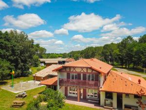 widok na dach domu z pomarańczowym dachem w obiekcie Chambres d'Hôtes La Téouleyre w mieście Saint-Julien-en-Born