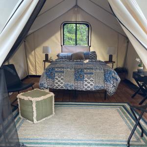1 dormitorio con 1 cama en una tienda de campaña en Naturluxe & Stars, en Watkins Glen