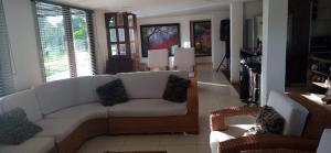 - un salon avec un canapé blanc et deux chaises dans l'établissement Finca Casa Blanca, à Armenia